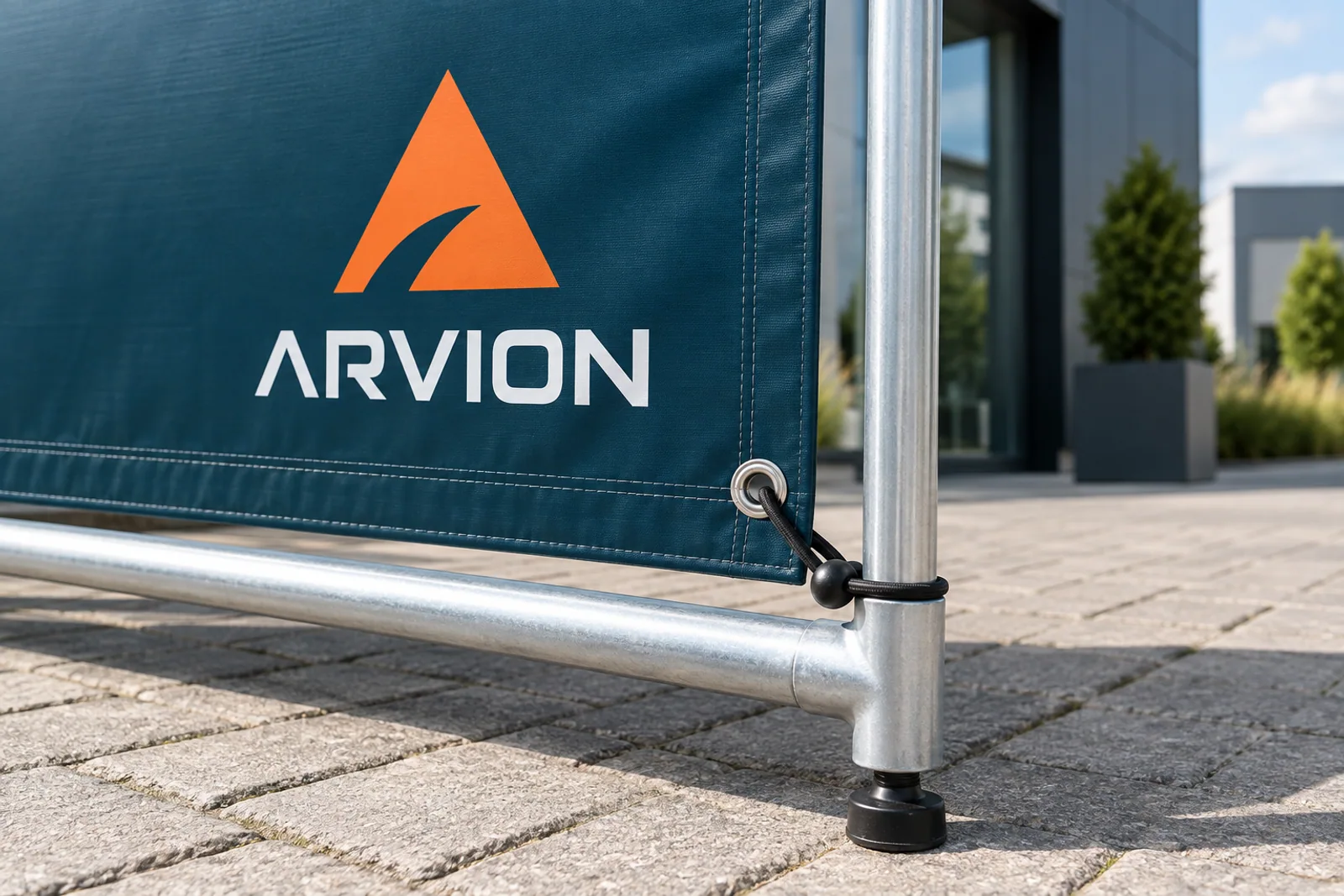 Petrolfarbenes ARVION-Banner mit verstärktem Saum, Öse und elastischem Spanner an einem silbernen Rohrrahmen.