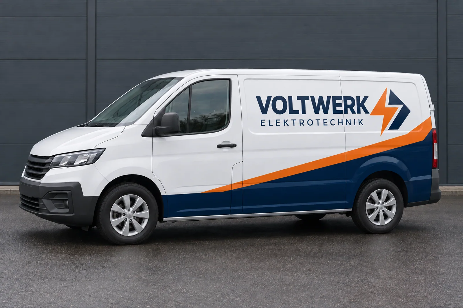 Weißer Transporter mit dunkelblauer und orangefarbener Werbebeschriftung „VOLTWERK ELEKTROTECHNIK“ und abstraktem Blitzsignet.