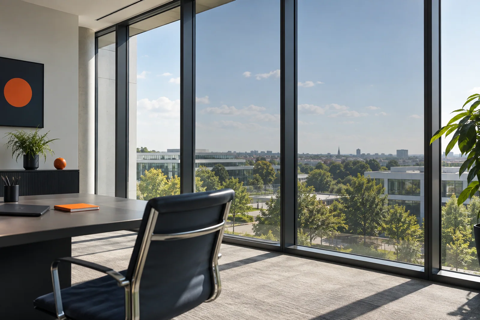 Konzeptvisualisierung: Modernes Büro mit dezent getönter Verglasung mit Sonnenschutzfolie und Blick ins Freie.