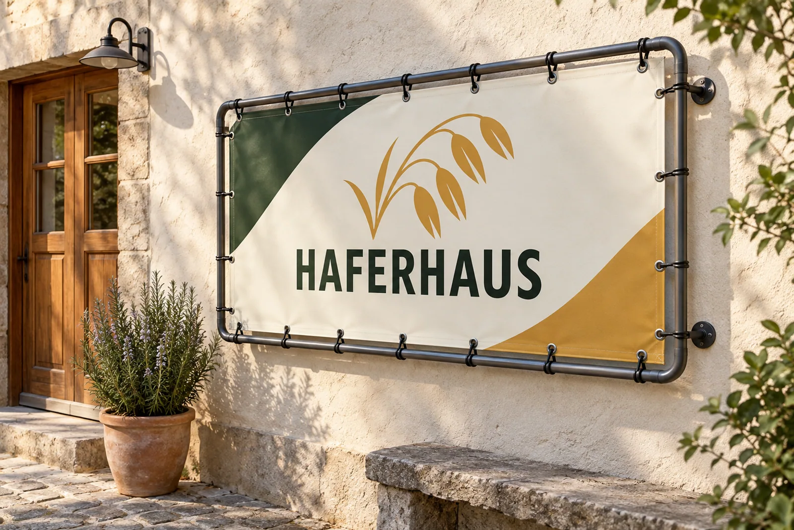 Wandmontierter Rohrrahmen mit grün-beigem HAFERHAUS-Banner, goldenem Haferlogo und umlaufenden Spannschlaufen neben einer Holztür.