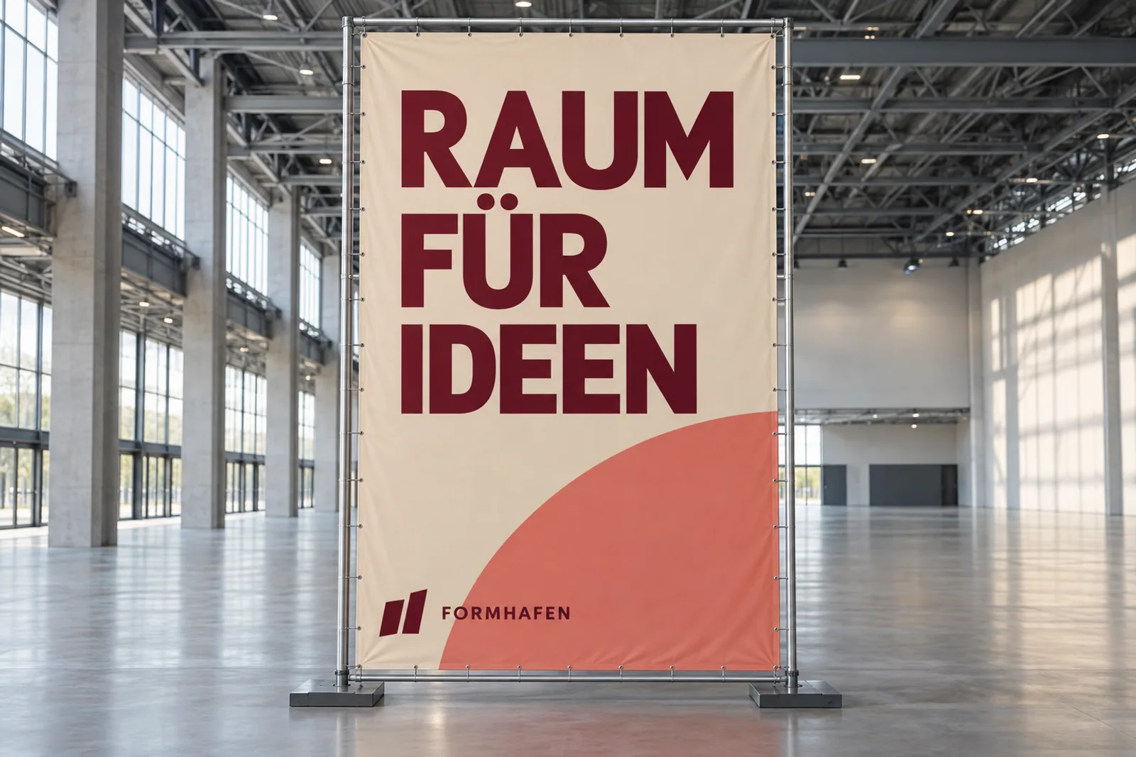 Großes freistehendes Banner „RAUM FÜR IDEEN – FORMHAFEN“ in Creme, Burgunder und Koralle in einer hellen Messehalle.