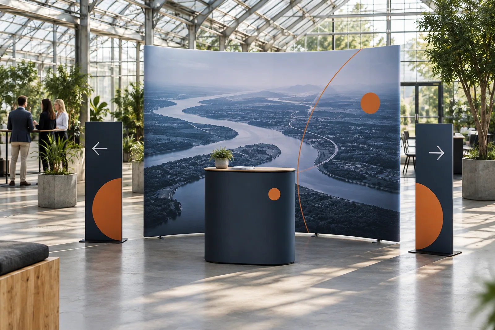 Mobile Präsentationsrückwand mit Flussmotiv, Counter und Wegweisern in einer gläsernen Veranstaltungshalle.
