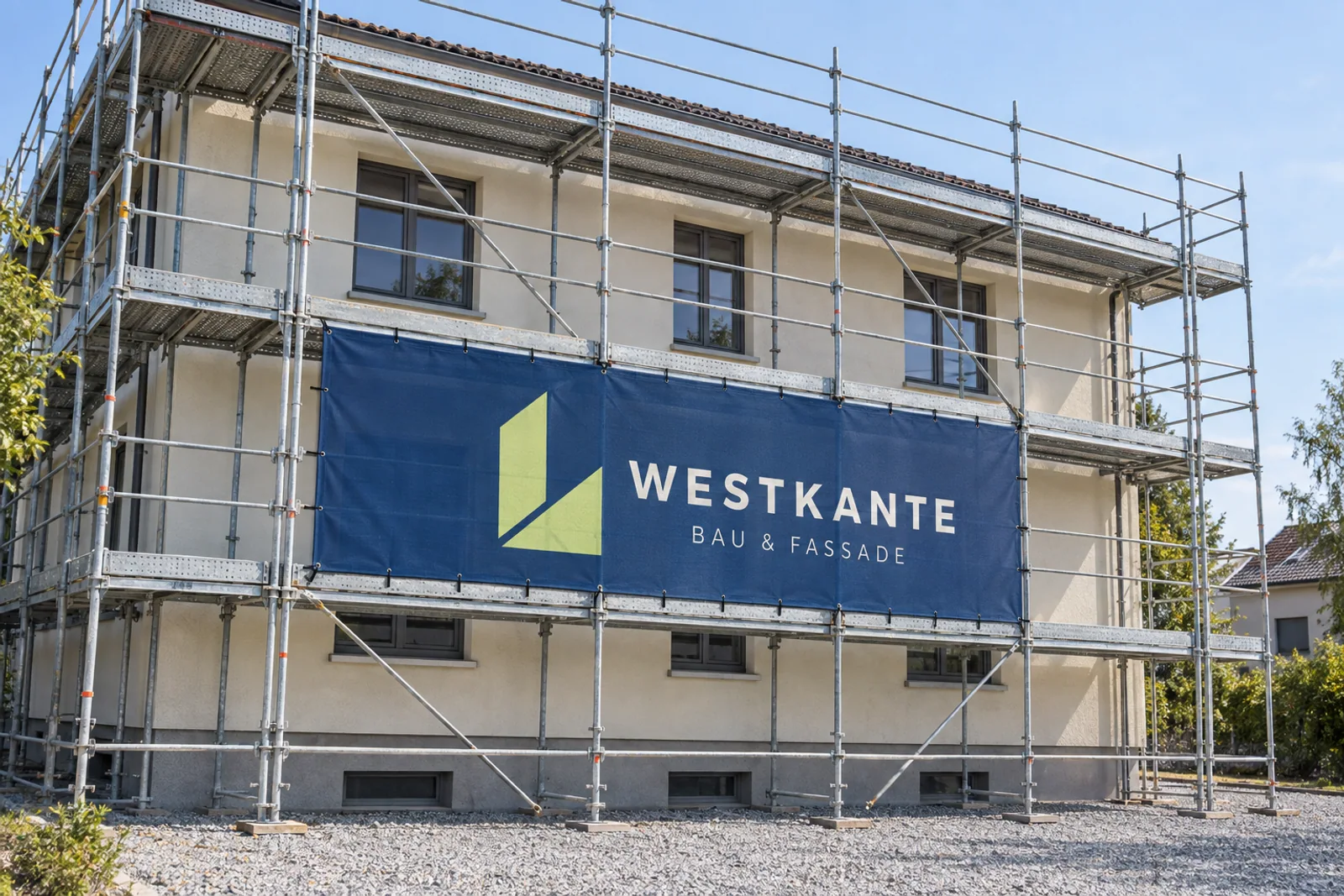 Dunkelblaues Gerüstbanner mit hellgrünem Logo und der Aufschrift WESTKANTE – BAU & FASSADE an einem eingerüsteten hellen Gebäude.
